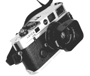 image en noir et blanc. d'un appareil photo argentique Leica M6 - Atelier de CADET ROUSSEL